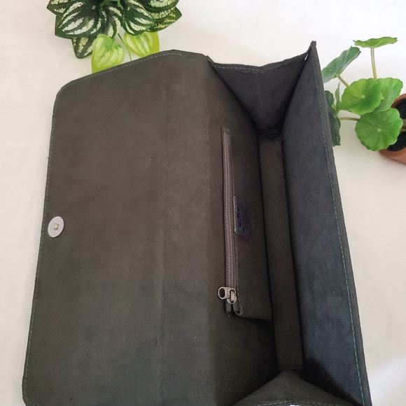 Floral embroidered hologram pattern velvet clutch bag - Picture 4 of 7